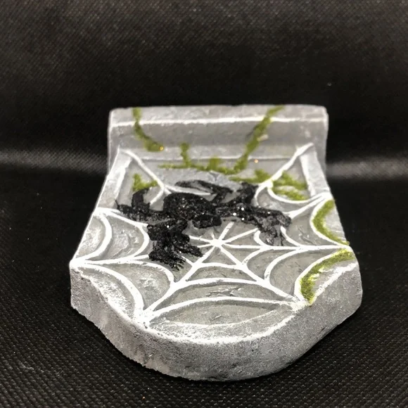🪦🕷️ Halloween Decoration Spider Crawling on Tombstone 🕷️🪦 Heavy Stone NWT - Picture 5 of 5